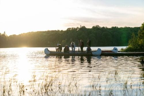 Voyageur Quest: Team at dock