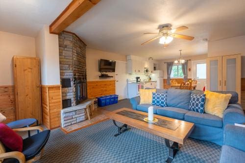 Rooms Ahmic-Lake-Resort Rentals-06